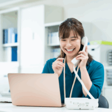 電話している女性