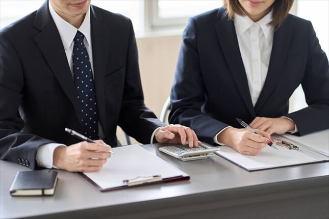 会社設立のどのタイミングで税理士へ相談する？